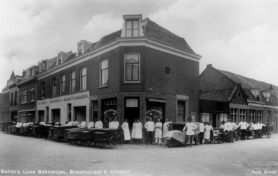 127305 Gezicht op de bakkerij van Do Schat (Braamstraat 9) te Utrecht met rechts de Renstraat; voor de bakkerij poseert ...